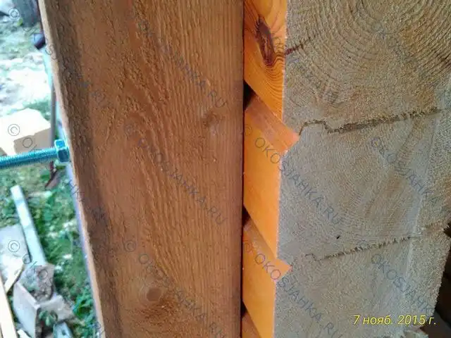 Закручиваем гайки и выпрямляем стену.