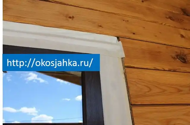Наклеиваем ленту по периметру окна