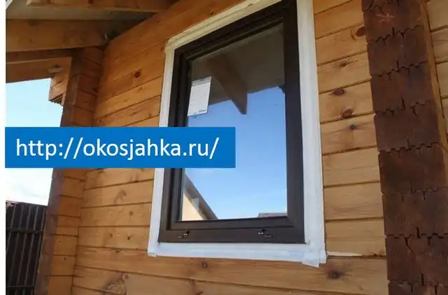 Наклеиваем ленту по периметру оконных проемов