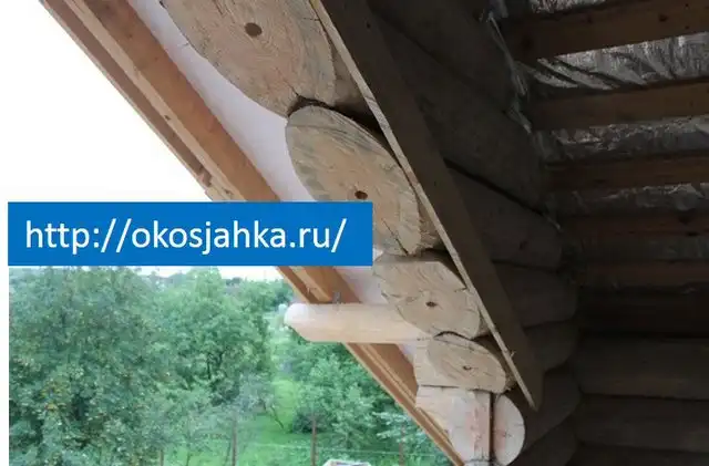 Все бревна скрепляются между собой в проеме