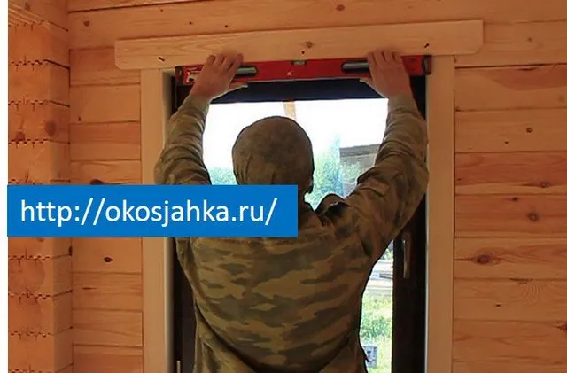 Установка наличников на окна внутри деревянного дома