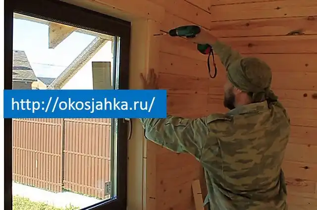 Крепим боковые детали наличников