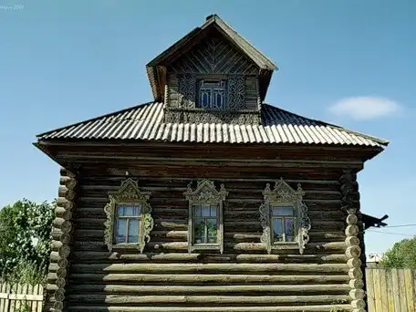 Старый деревянный дом с резными наличниками